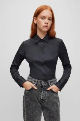 Blusa slim fit en popelín de planchado fácil