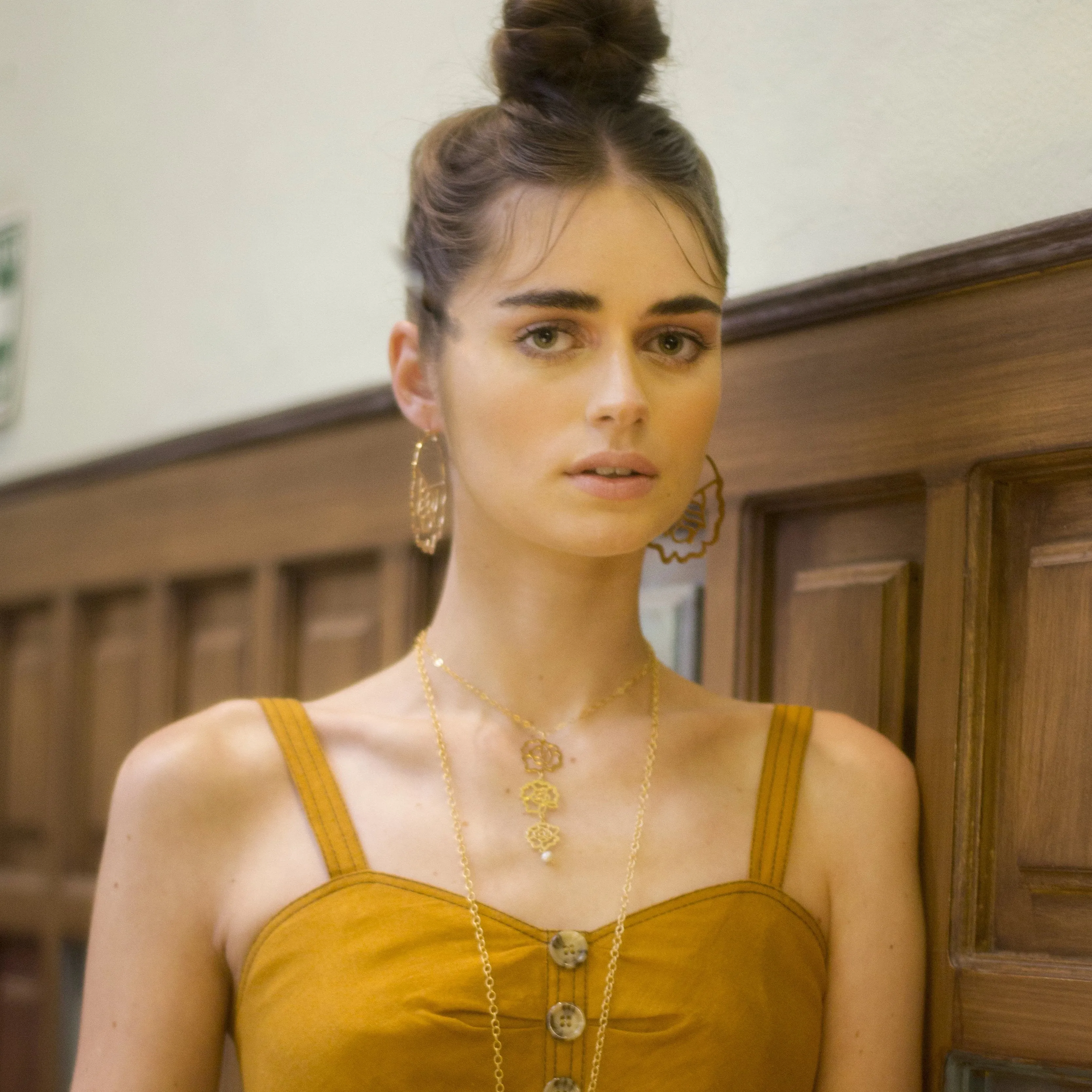 Dije Corbatín Flor del Istmo en Chapa