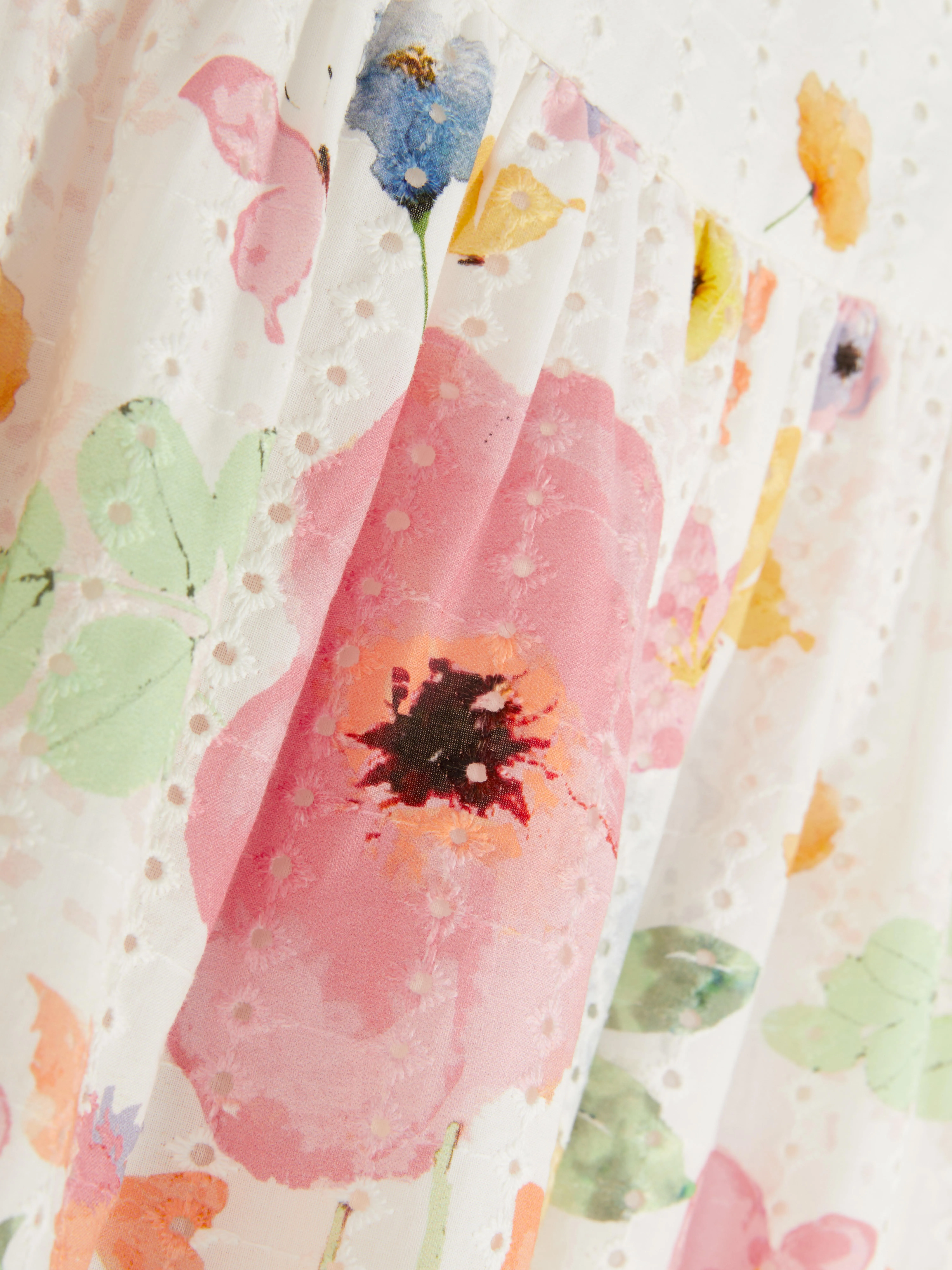Vestido floral con bordado inglés
