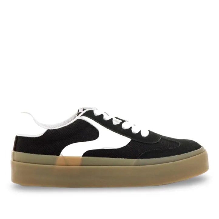 Zapatillas urban Mustang skaty negras con detalles blancos y suela caramelo