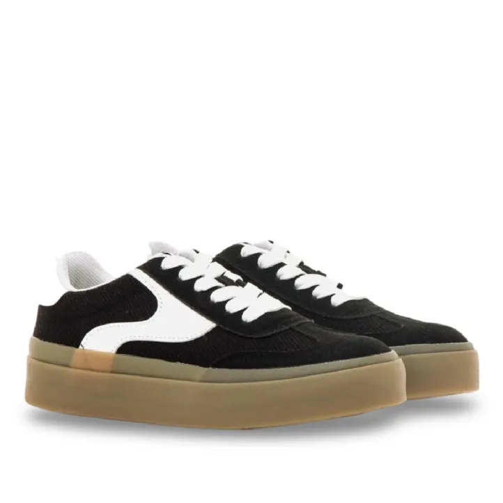 Zapatillas urban Mustang skaty negras con detalles blancos y suela caramelo