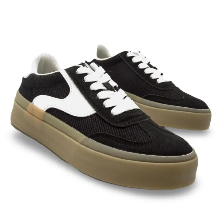 Zapatillas urban Mustang skaty negras con detalles blancos y suela caramelo