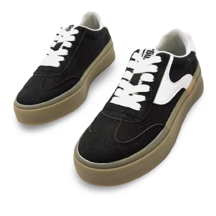 Zapatillas urban Mustang skaty negras con detalles blancos y suela caramelo