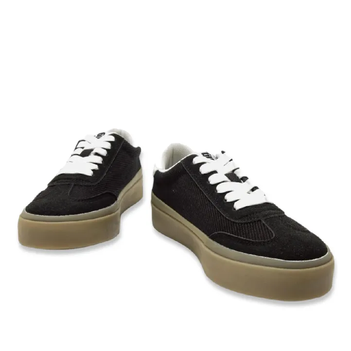 Zapatillas urban Mustang skaty negras con detalles blancos y suela caramelo